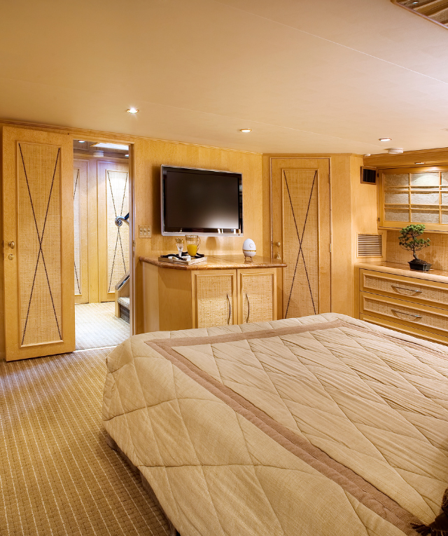 Yacht Vinyl Wrapping final toutches in dubai
